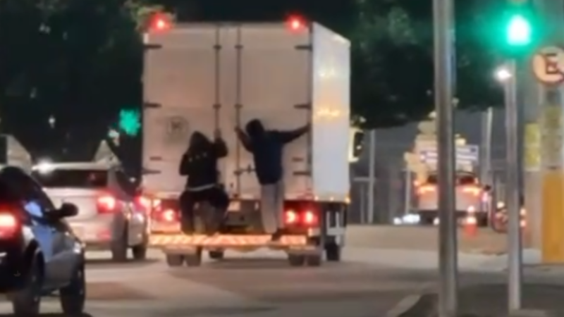 VÍDEO: jovens são flagrados pendurados na traseira de caminhão em movimento na avenida Itavuvu em Sorocaba