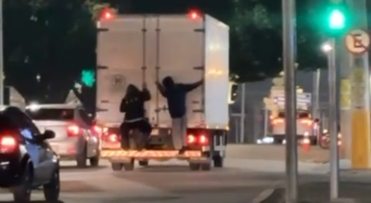 VÍDEO: jovens são flagrados pendurados na traseira de caminhão em movimento na avenida Itavuvu em Sorocaba VÍDEO: jovens são flagrados pendurados na traseira de caminhão em movimento na avenida Itavuvu em Sorocaba