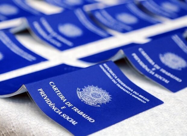 CLT: o movimento de aversão à carteira assinada – O Assunto #1479