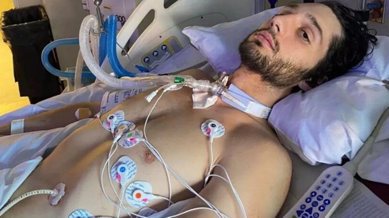#É FAKE que ator teve síndrome rara dois dias depois de comer carne de frango malpassada