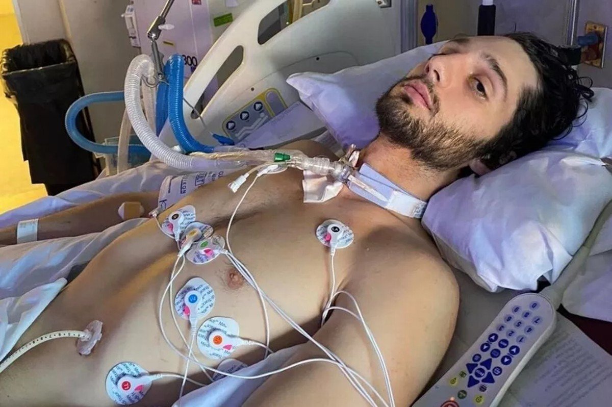 #É FAKE que ator teve síndrome rara dois dias depois de comer carne de frango malpassada #É FAKE que ator teve síndrome rara dois dias depois de comer carne de frango malpassada