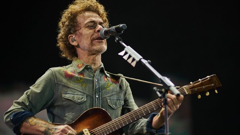 Acompanhado do filho, Nando Reis canta 40 anos de sucessos no João Rock 2025