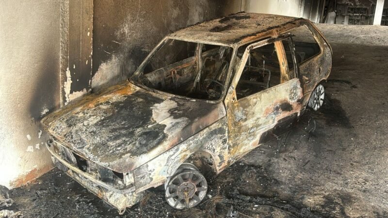 Carro pega fogo em garagem de prédio e moradores precisam evacuar no Bairro Alto dos Passos, em Juiz de Fora