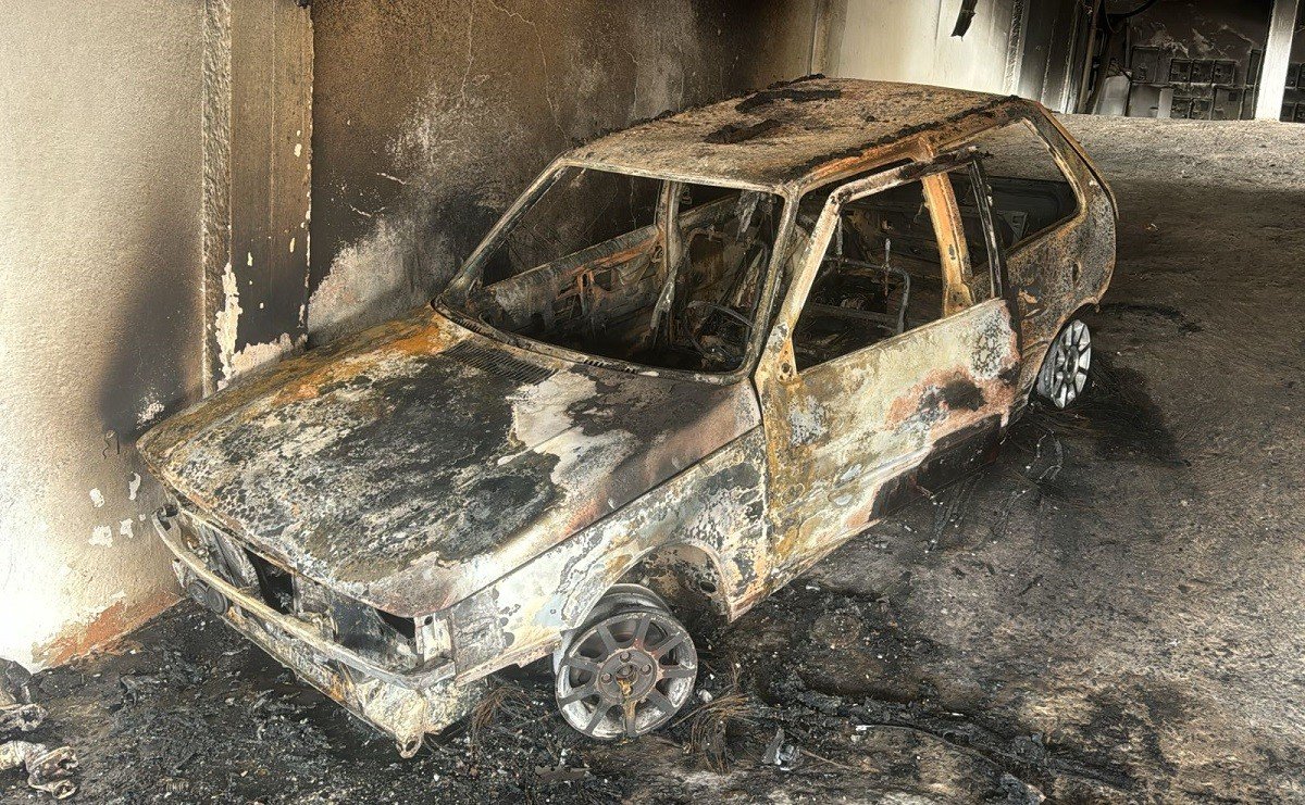 Carro pega fogo em garagem de prédio e moradores precisam evacuar no Bairro Alto dos Passos, em Juiz de Fora Carro pega fogo em garagem de prédio e moradores precisam evacuar no Bairro Alto dos Passos, em Juiz de Fora