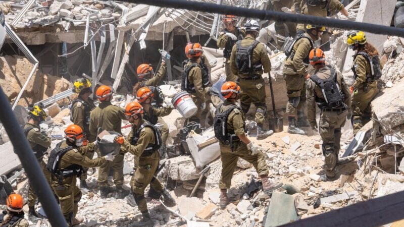 Irã e Israel buscam sobreviventes nos escombros de bombardeios em Teerã e Tel Aviv; veja imagens