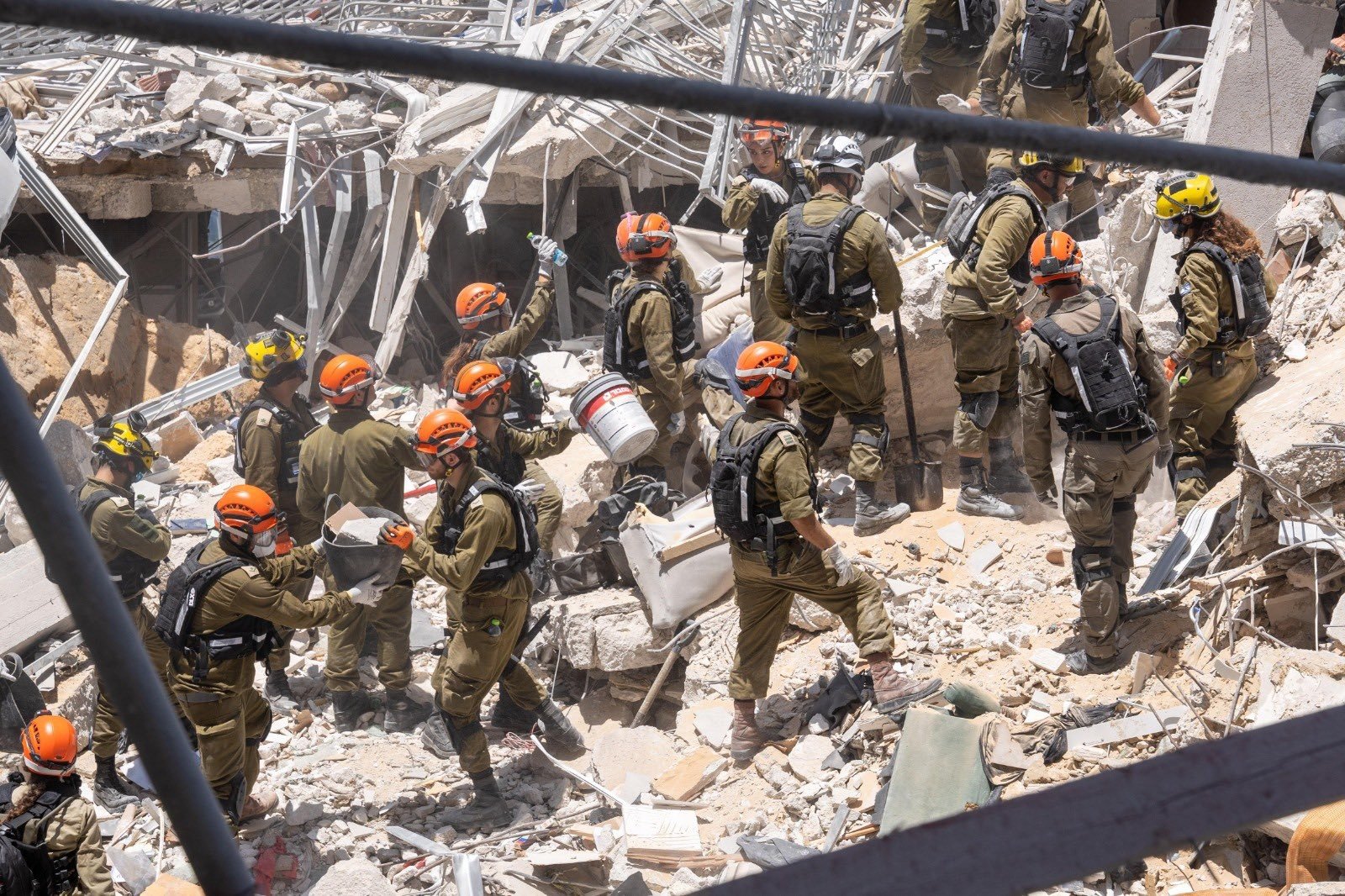 Irã e Israel buscam sobreviventes nos escombros de bombardeios em Teerã e Tel Aviv; veja imagens Irã e Israel buscam sobreviventes nos escombros de bombardeios em Teerã e Tel Aviv; veja imagens