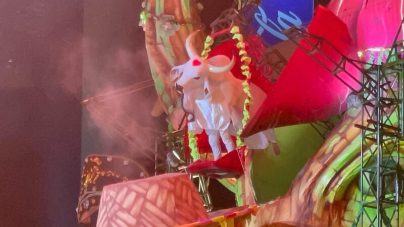 Garantido surge de alegoria que exalta ‘Terra Brasileira’ na segunda noite do Festival de Parintins