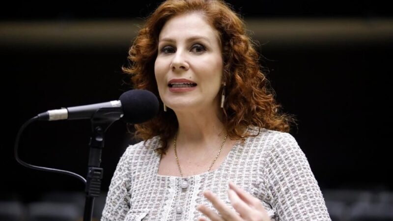 A fuga de Carla Zambelli – O Assunto #1481
