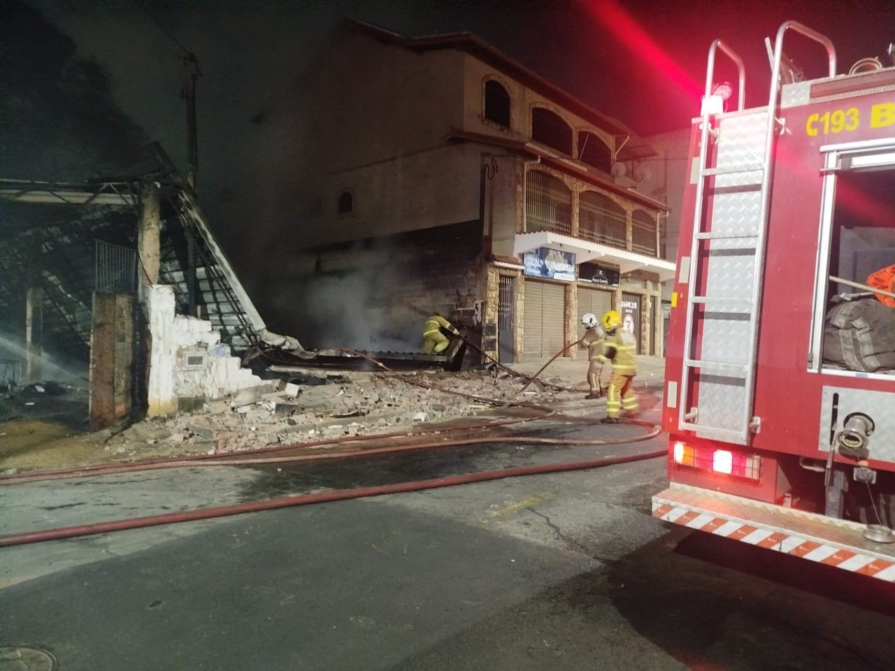 Incêndio destrói galpão de cooperativa de reciclagem em Juiz de Fora Incêndio destrói galpão de cooperativa de reciclagem em Juiz de Fora
