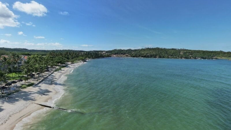 Mulher desaparece no mar e homem é resgatado após acidente de lancha na praia de Suape, no Grande Recife