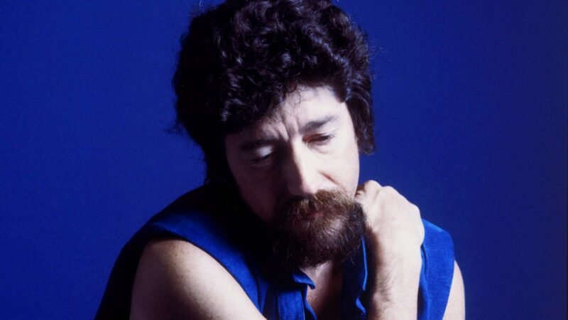 Raul Seixas, que faria 80 anos, continua vivo com aura mitológica alimentada por obra imune aos efeitos do tempo