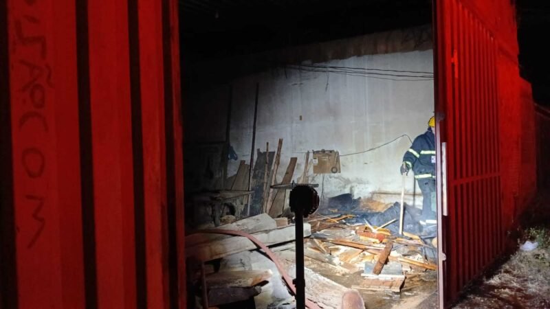 Vizinhos ajudam a evitar tragédia após incêndio atingir serraria em Bocaiuva