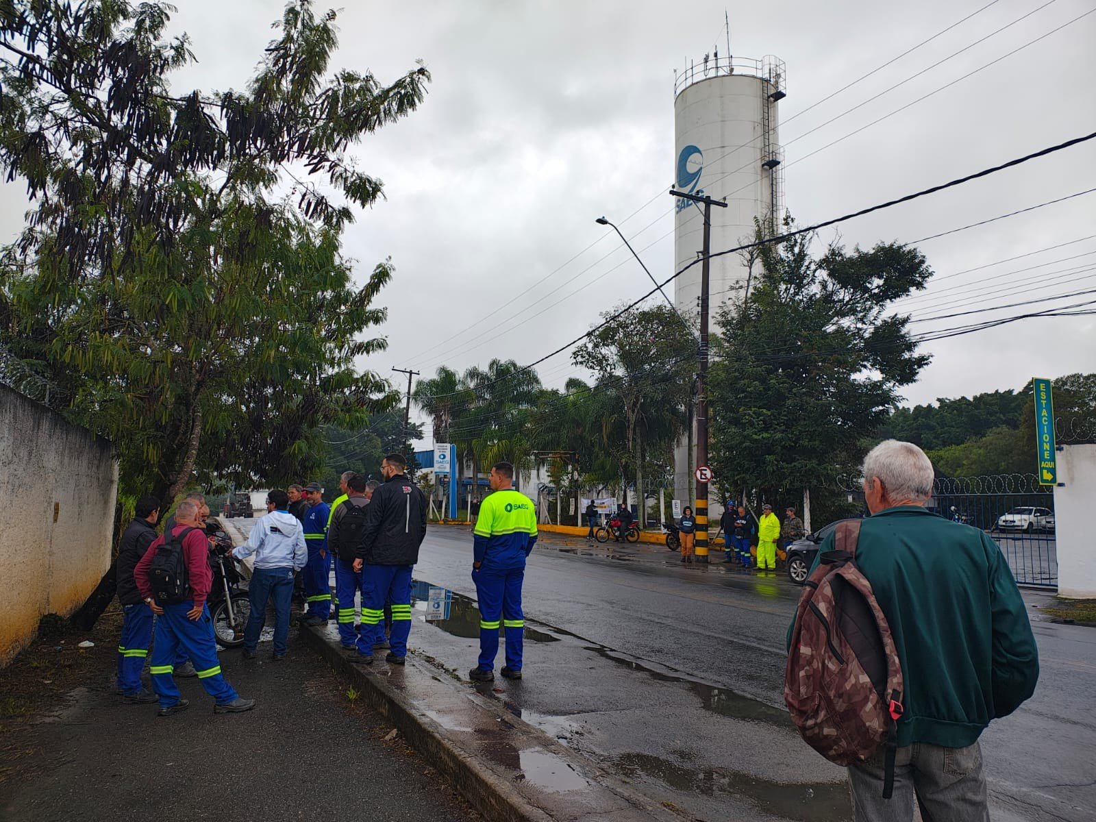 Funcionários do serviço de água e esgoto de Guaratinguetá entram em greve Funcionários do serviço de água e esgoto de Guaratinguetá entram em greve