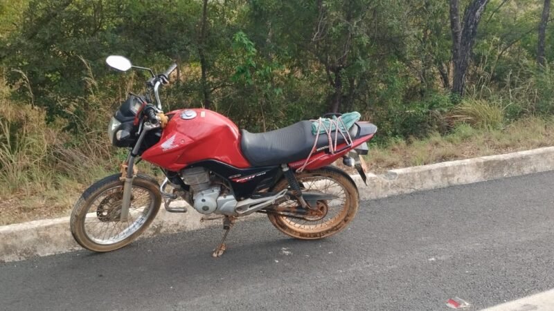 Motociclista inabilitado fica gravemente ferido ao bater na traseira de caminhão na BR-135