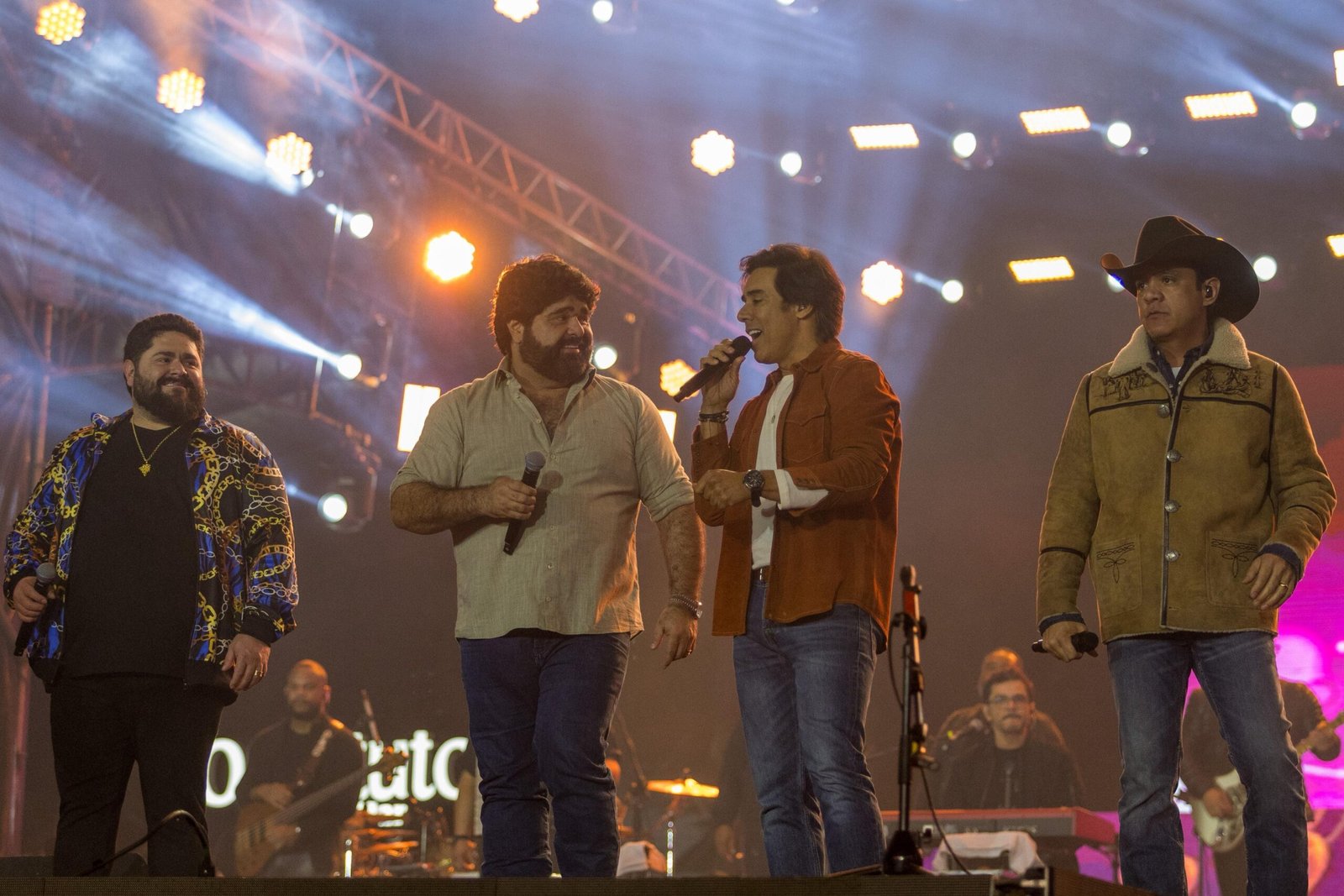César Menotti & Fabiano e Guilherme & Santiago se unem no palco de Americana em show com clássicos sertanejos César Menotti & Fabiano e Guilherme & Santiago se unem no palco de Americana em show com clássicos sertanejos