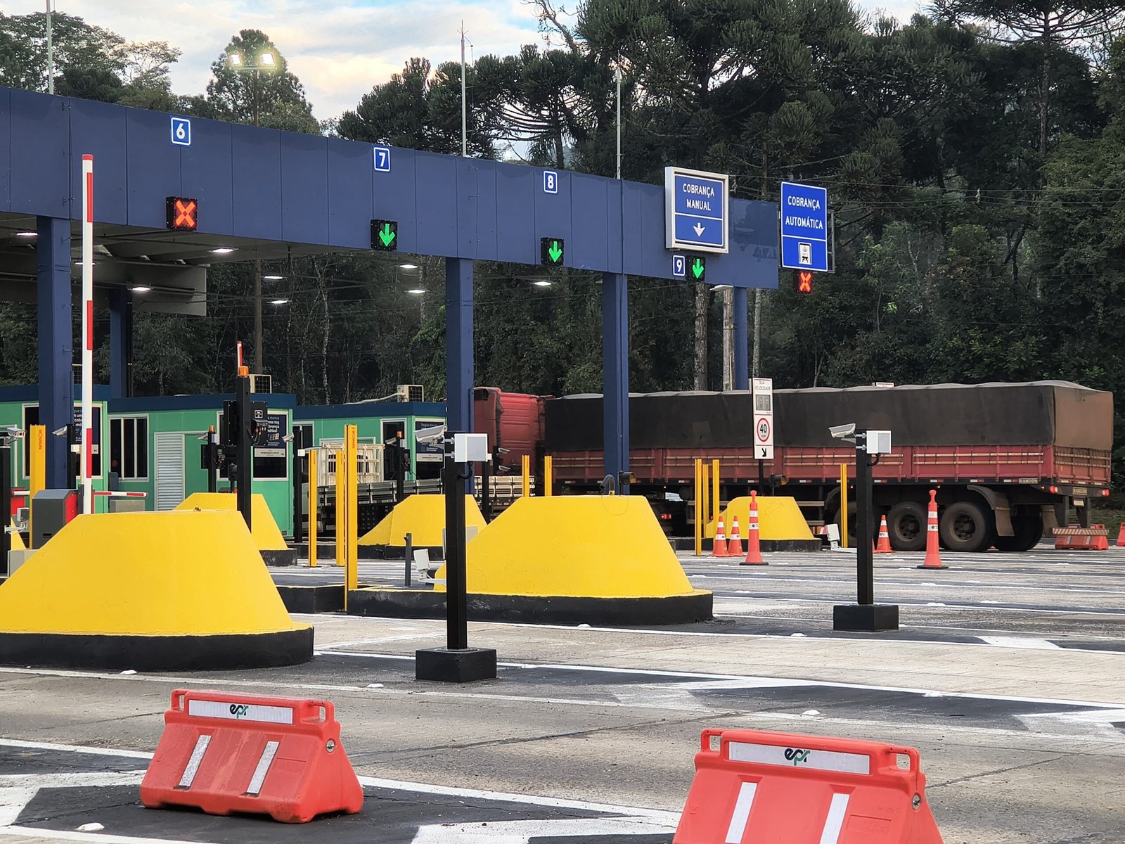 Pedágio volta a ser cobrado em 11 praças do Paraná neste sábado (28); veja locais e valores