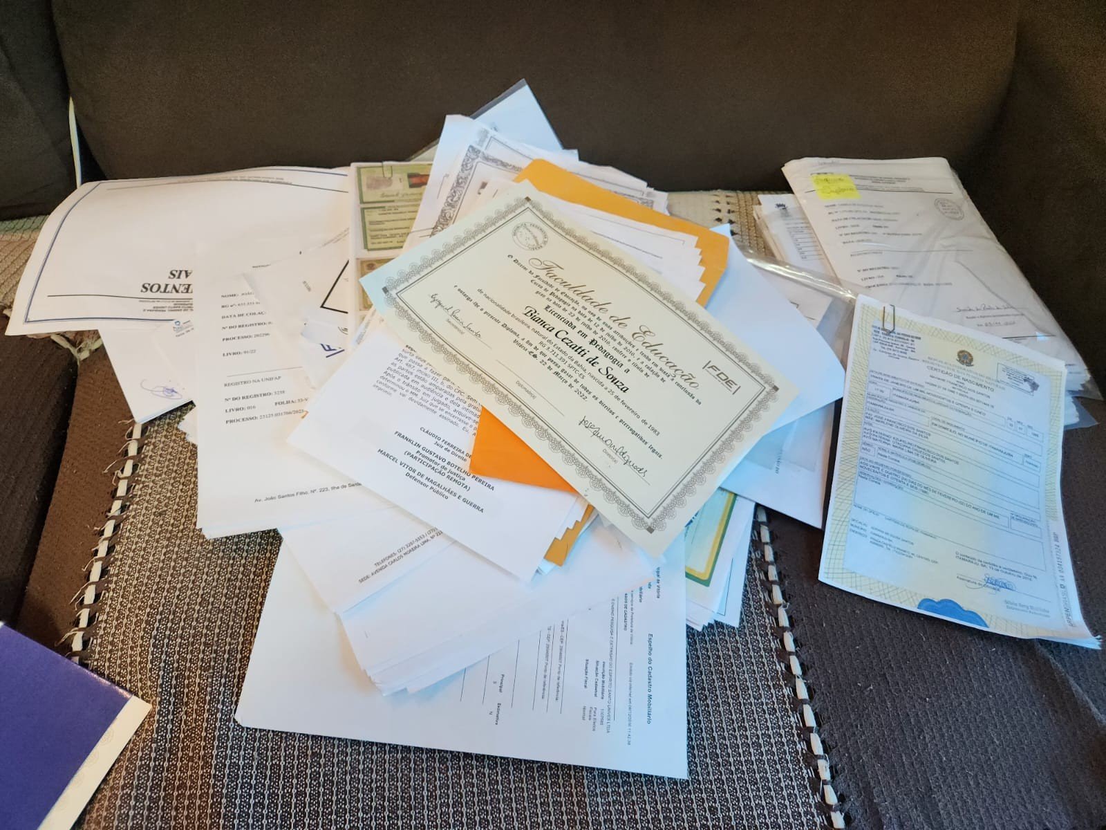 PF investiga quadrilha do ES que falsifica documentos para ajudar permanência de estrangeiros no Brasil PF investiga quadrilha do ES que falsifica documentos para ajudar permanência de estrangeiros no Brasil