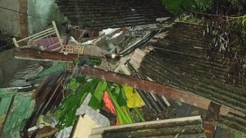 Chuva provoca desabamento de casa em Porto Alegre e atinge morador: ‘Sorte que me levantei da cama’, desabafa
