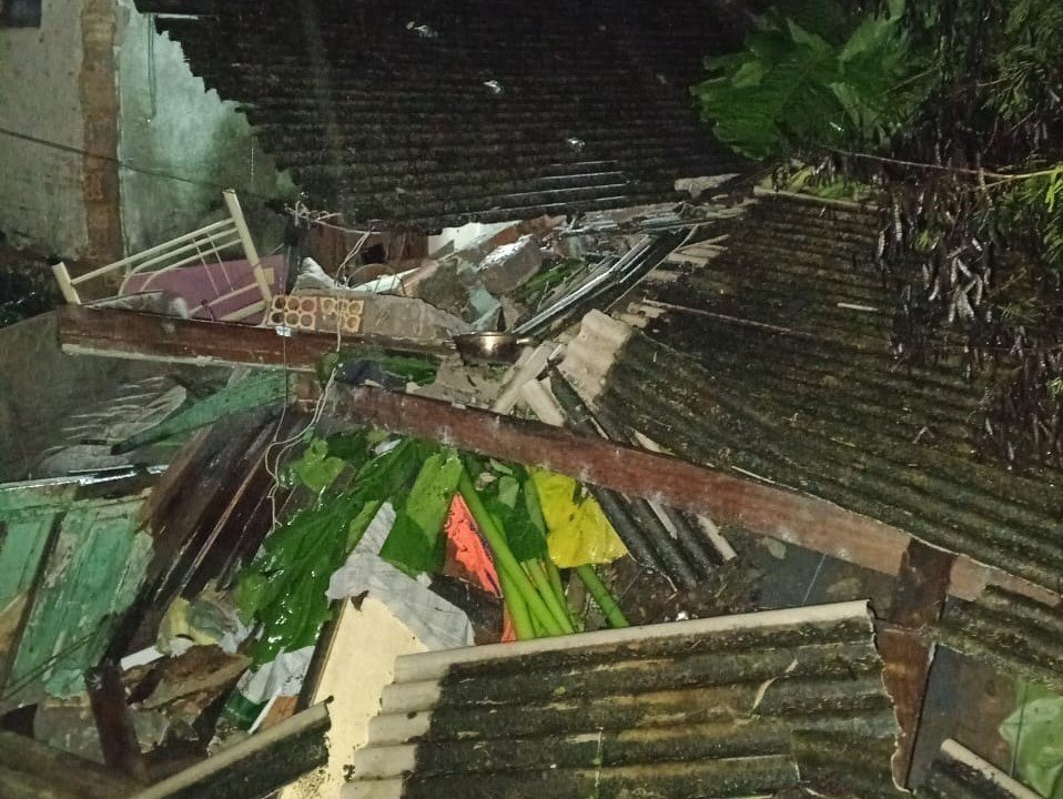 Chuva provoca desabamento de casa em Porto Alegre e atinge morador: ‘Sorte que me levantei da cama’, desabafa Chuva provoca desabamento de casa em Porto Alegre e atinge morador: ‘Sorte que me levantei da cama’, desabafa