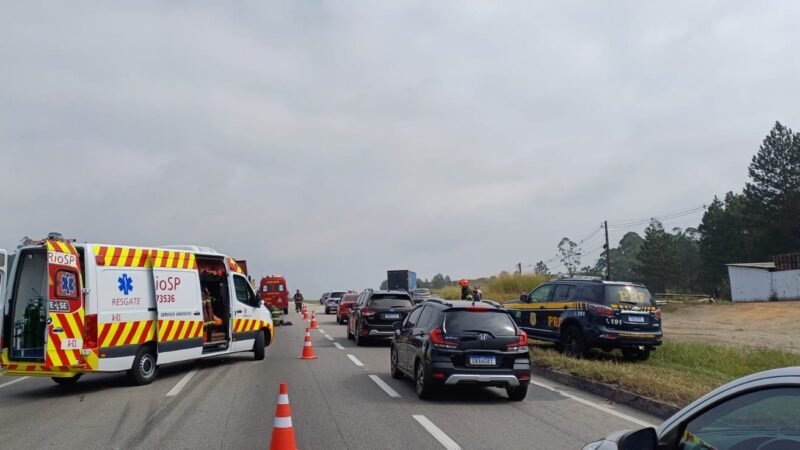 Acidente entre caminhão, carro e moto deixa um ferido na Dutra, em Jacareí