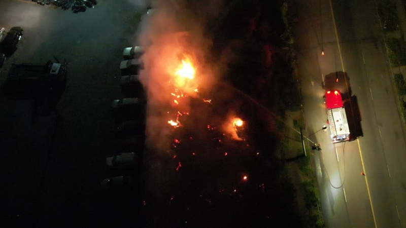 Bombeiros combatem incêndio próximo ao pátio do Detran em BH