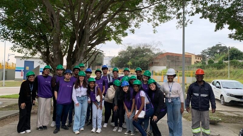 Jovens aprendizes do CIEE visitam a ETE de Iguaba Grande