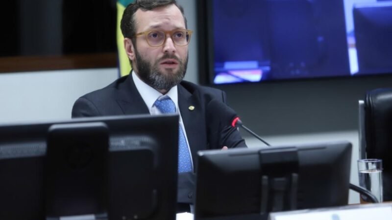 Horas antes de anúncio do tarifaço, comissão da Câmara dominada por bolsonaristas aprovou homenagem a Trump