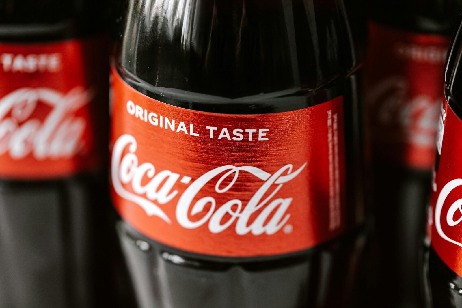 Novidade nos EUA, Coca-Cola já é adoçada com açúcar no Brasil e em outros países Novidade nos EUA, Coca-Cola já é adoçada com açúcar no Brasil e em outros países
