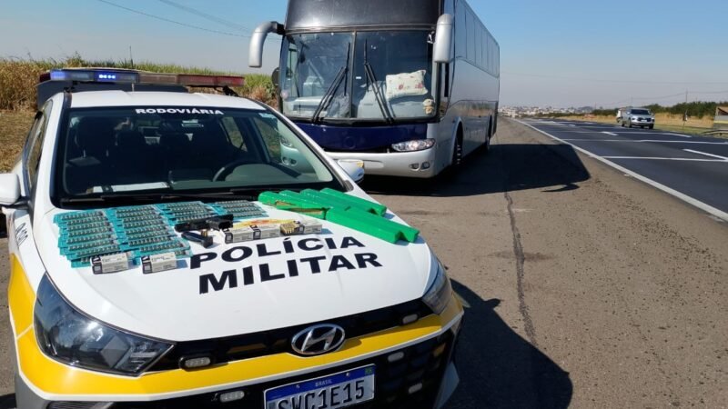 Ônibus que seguia para Brasília é flagrado com drogas e armas em Limeira, e cinco são detidos