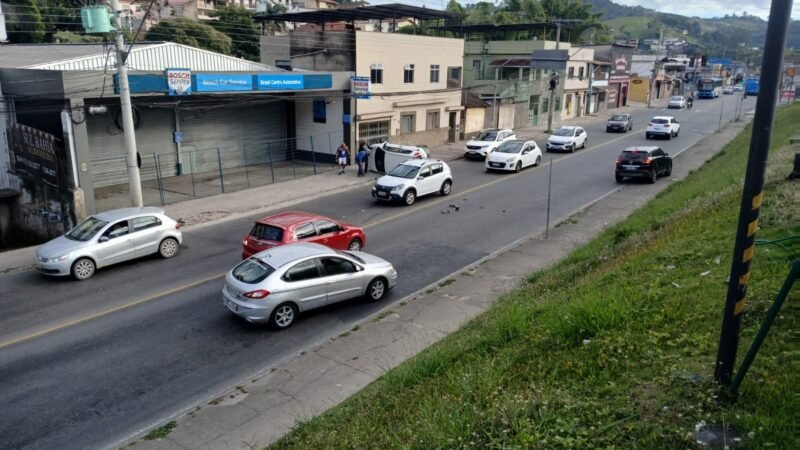 Motorista tomba carro, apresenta sinais de embriaguez e é detido em Juiz de Fora