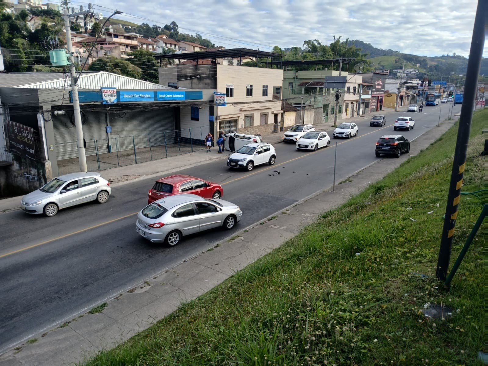 Motorista tomba carro, apresenta sinais de embriaguez e é detido em Juiz de Fora Motorista tomba carro, apresenta sinais de embriaguez e é detido em Juiz de Fora