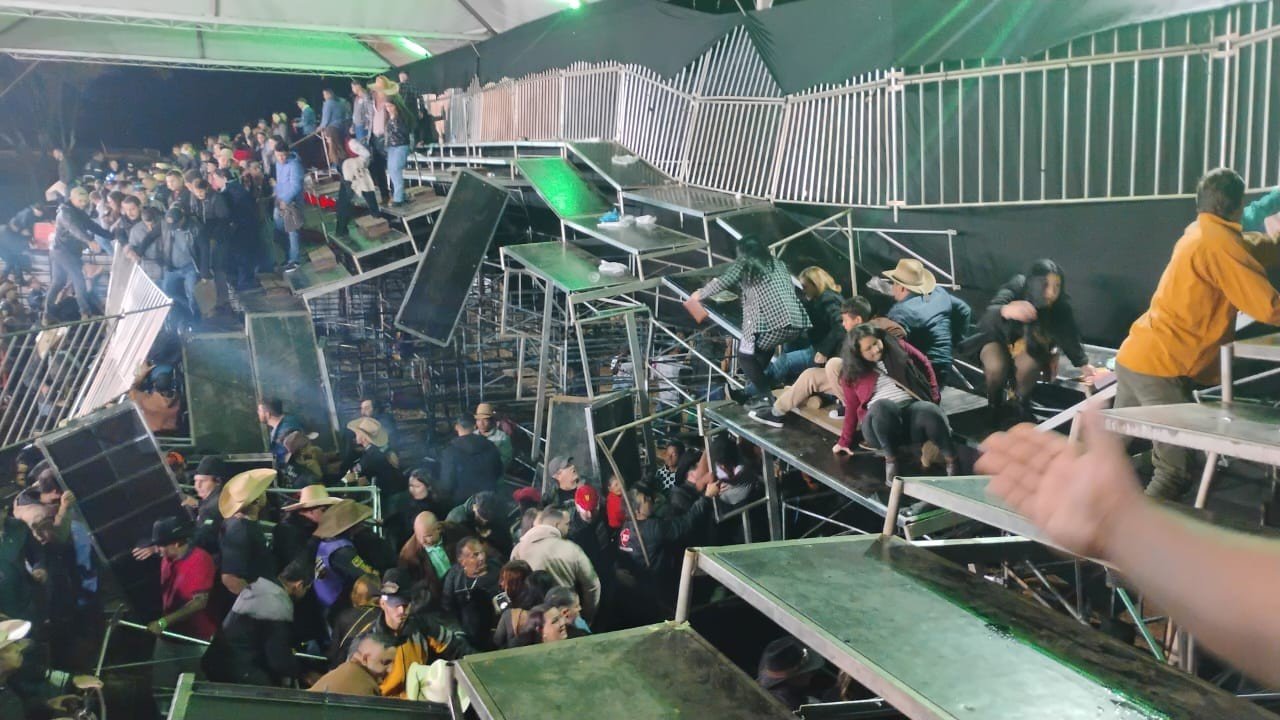 Evento sertanejo é cancelado após queda de arquibancada que deixou dezenas de feridos Evento sertanejo é cancelado após queda de arquibancada que deixou dezenas de feridos