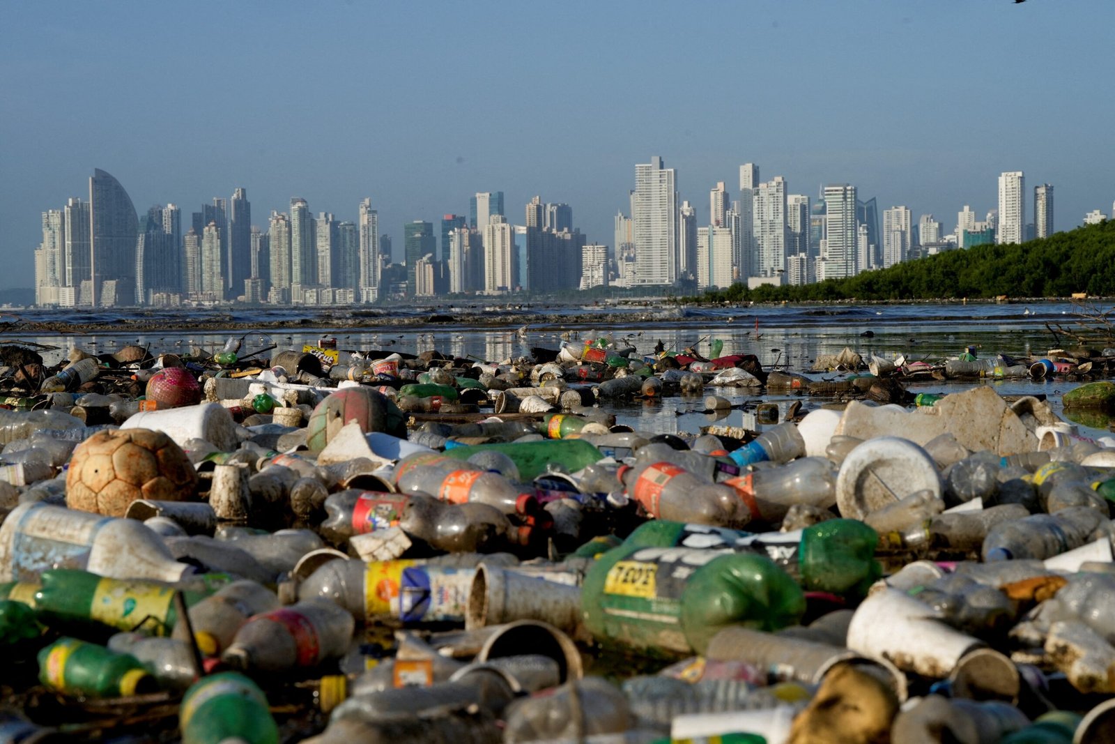 Acordo histórico contra poluição plástica é bloqueado por países produtores de petróleo; entenda