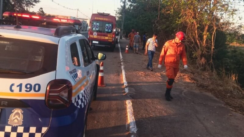 Homem morre após perder controle de moto, sair da pista e bater em árvore