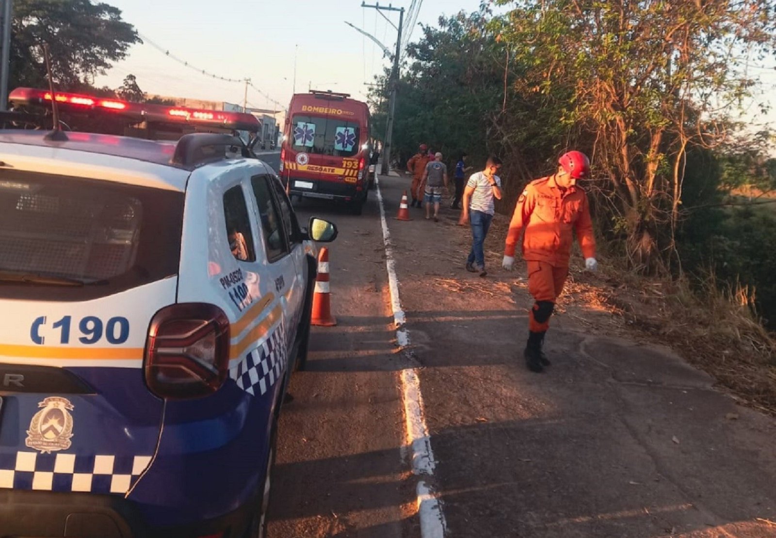 Homem morre após perder controle de moto, sair da pista e bater em árvore