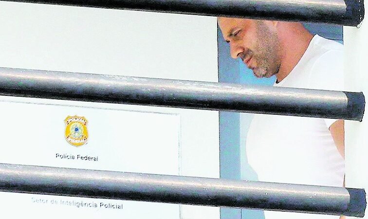 Daniel Silveira coloca tornozeleira após Moraes liberar saídas para fisioterapia