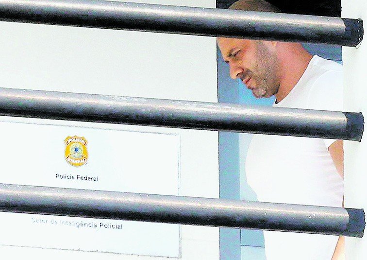 Daniel Silveira coloca tornozeleira após Moraes liberar saídas para fisioterapia Daniel Silveira coloca tornozeleira após Moraes liberar saídas para fisioterapia