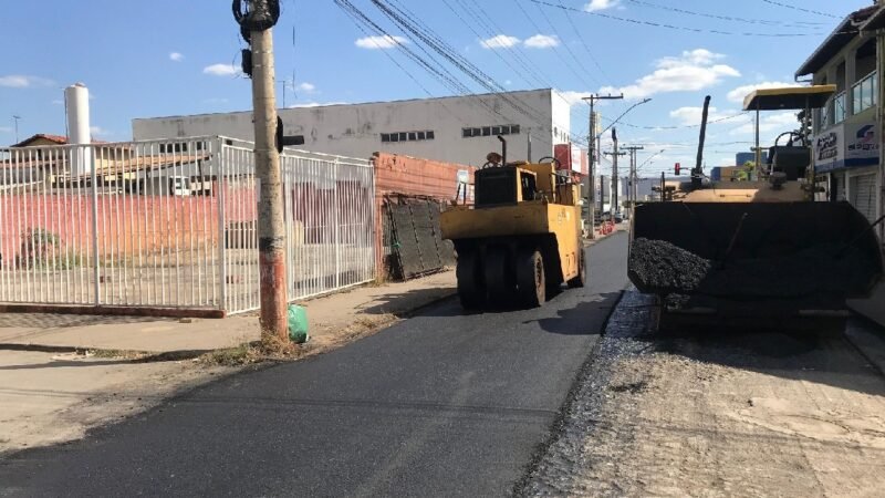 Moradores de Montes Claros comemoram a chegada de mais asfalto
