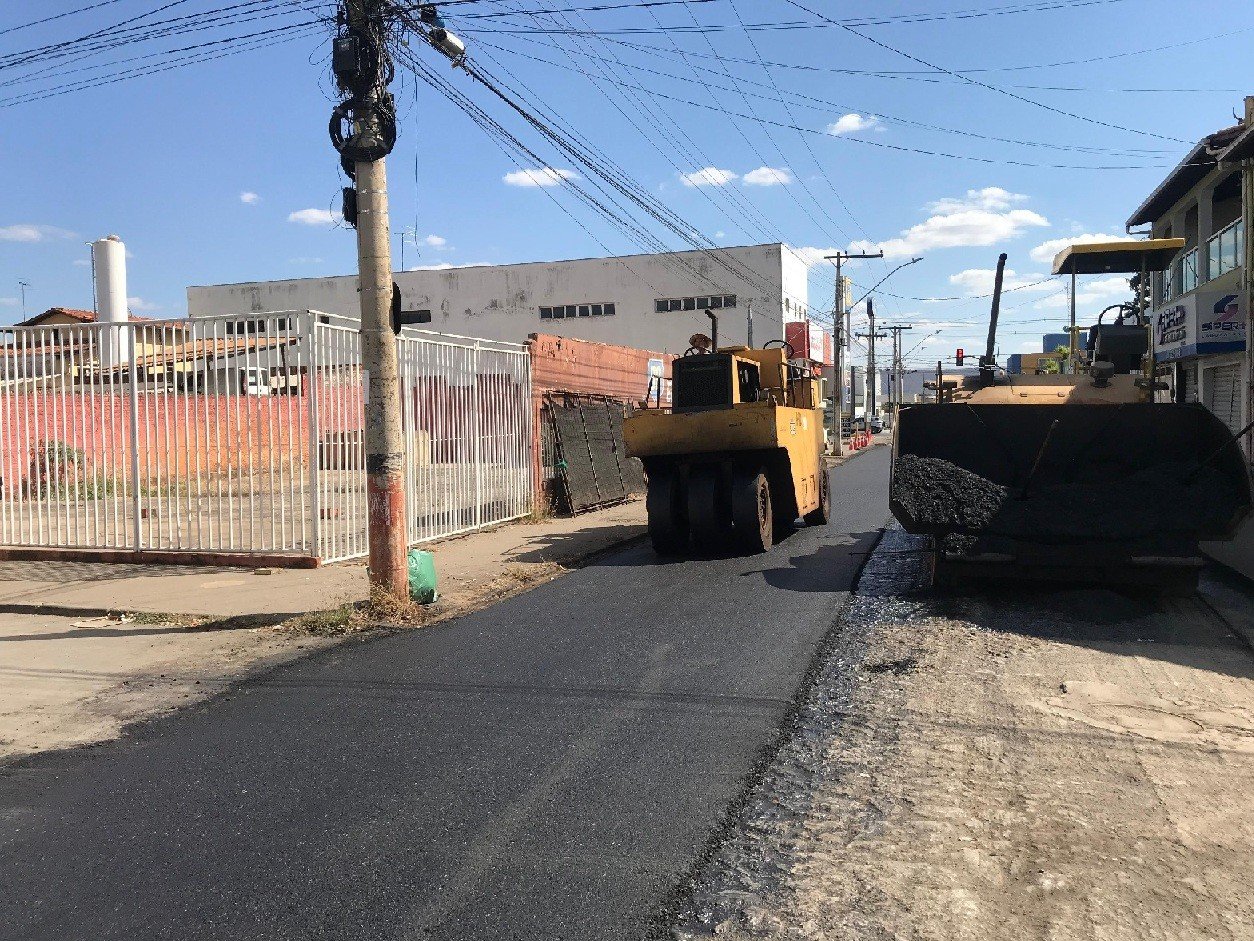 Moradores de Montes Claros comemoram a chegada de mais asfalto