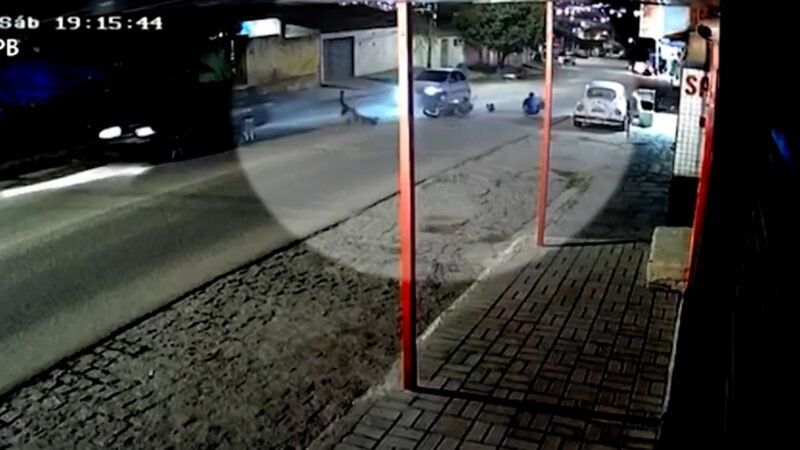 Carro atinge moto e deixa duas pessoas feridas em Campina Grande; vídeo