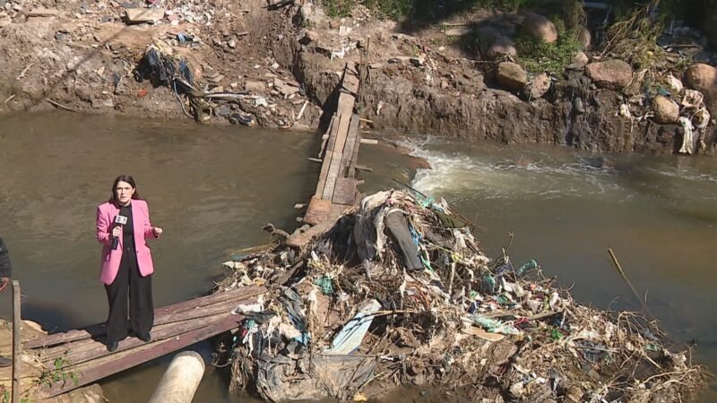 ANTES E DEPOIS: Mais de um ano após enchente destruir ponte, ligação entre cidades do RS é feita por tábuas