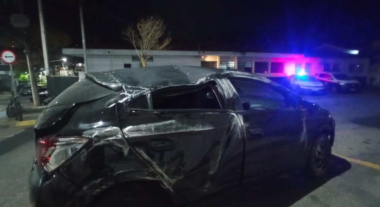 Carro capota e deixa feridos na Rodovia Castello Branco em São Roque