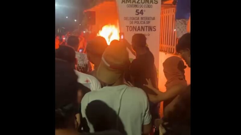 Homem é atacado e queimado vivo pela população após matar companheira e esfaquear enteada no interior do AM