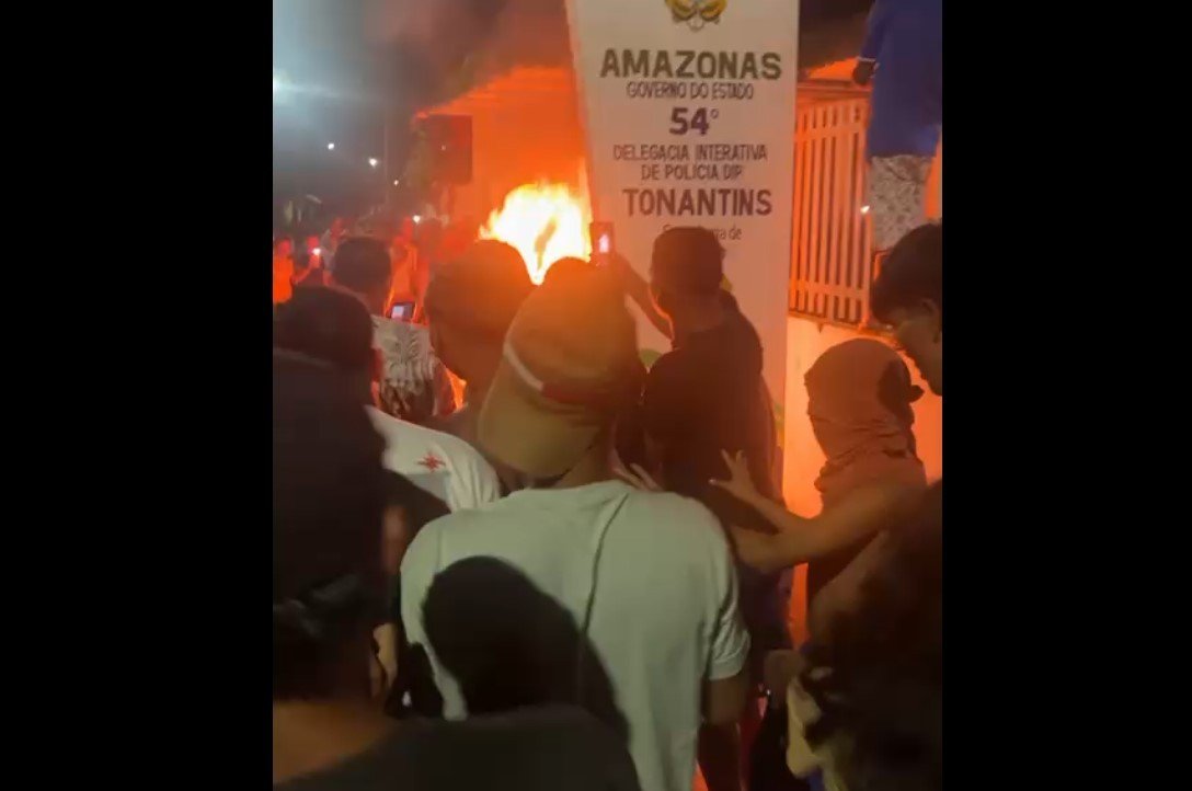Homem é atacado e queimado vivo pela população após matar companheira e esfaquear enteada no interior do AM Homem é atacado e queimado vivo pela população após matar companheira e esfaquear enteada no interior do AM