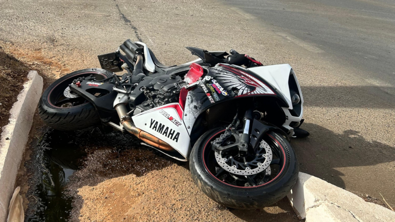 Motociclista morre após bater em poste e ser arremessado por 30 metros em MG