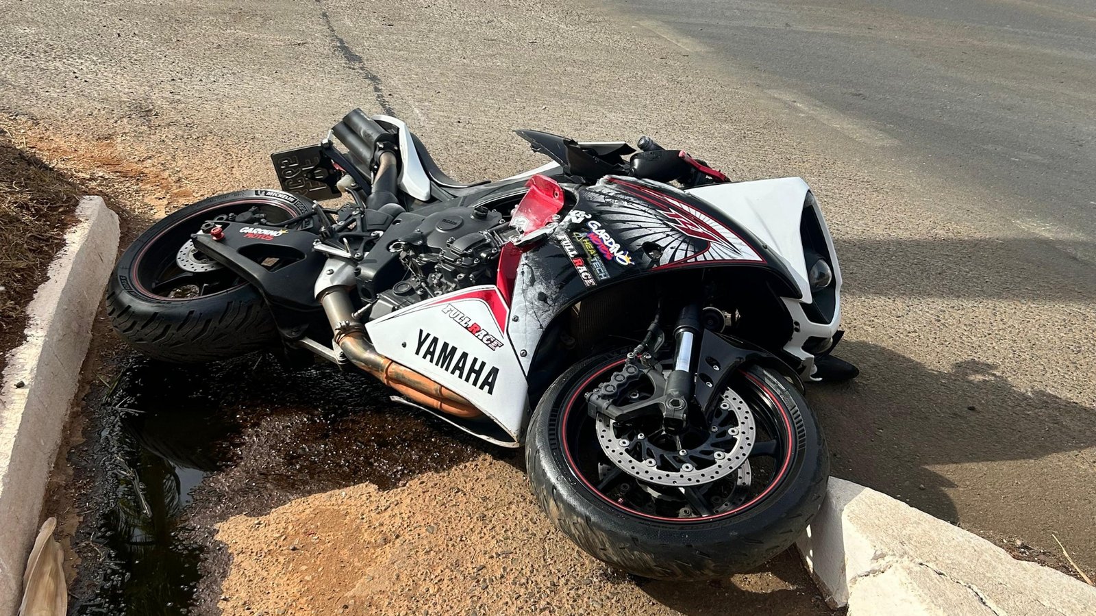 Motociclista morre após bater em poste e ser arremessado por 30 metros em MG