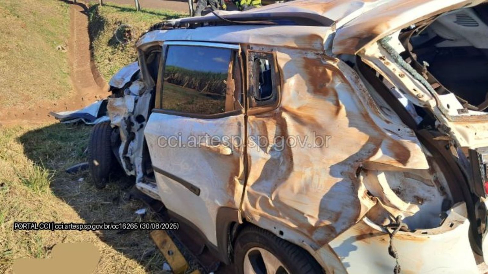 Duas pessoas morrem após carro bater capotar em rodovia do interior de SP