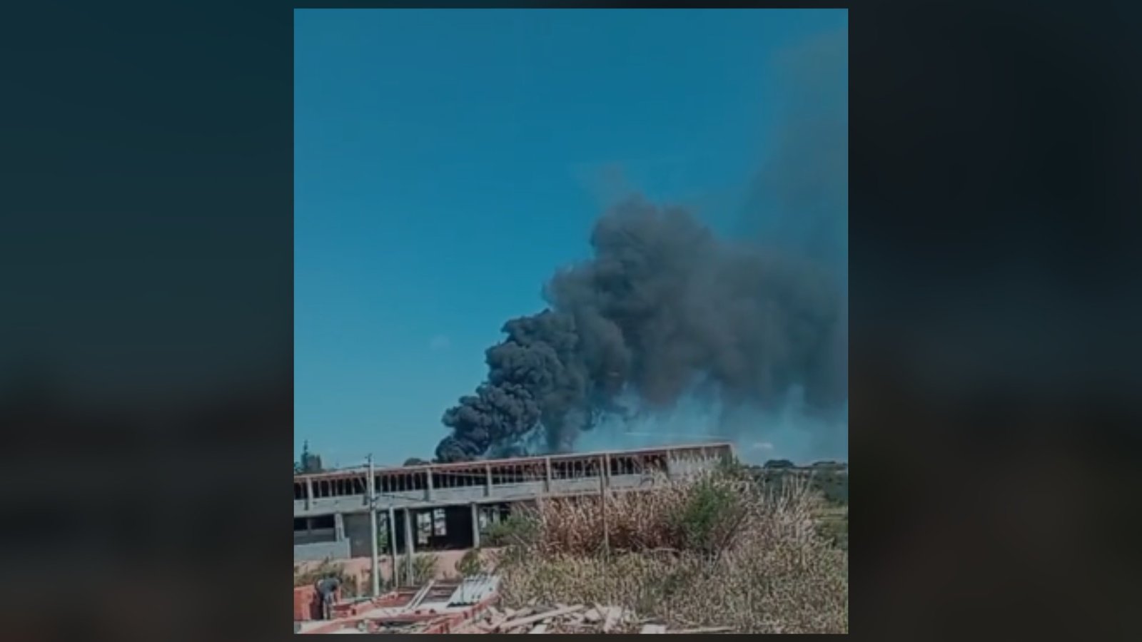 Incêndio atinge garagem de empresa de ônibus escolares em Araçariguama; 12 veículos foram destruídos Incêndio atinge garagem de empresa de ônibus escolares em Araçariguama; 12 veículos foram destruídos