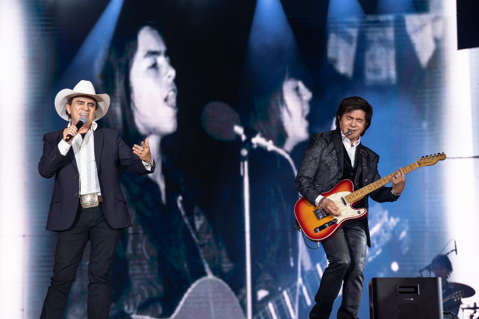 Chitãozinho e Xororó encantam arena com coro poderoso em show só de hits do começo ao fim nos 70 anos de Barretos