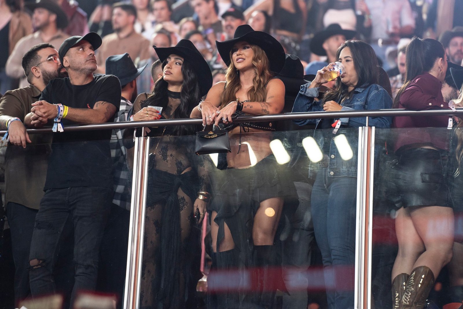 Virginia canta música de Ana Castela no camarote com a boiadeira, suposto affair de Zé Felipe, na Festa de Barretos; vídeo